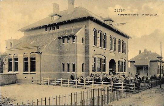 Transvaalwijk0010, Weeshuisschool. 1907.jpg - Hervormde School aan de Weeshuislaan 1. De eerste steen van deze schoolgebouw  werd op 28 Juni 1906 gelegd door Jonkvrouw Henriette Maria Isabella Schuurbeque Boeije. Naast de school rechts stond de hoofd-onderwijzerswoning. Vanaf 1906 was de heer A. van den Bos Hoofdonderwijzer van de school en in 1918 opgevolgd door J. van Ginkel, en in de jaren 30 werd G. Lodder hoofdonderwijzer van de school. In de jaren 50 nam de heer J.F.G. Schouten de functie over. Helaas moest de school wijken voor nieuwbouwplannen, de school werd afgebroken in 1984? Nu is hier winkelcentrum Belcour. Opname  van 1907.